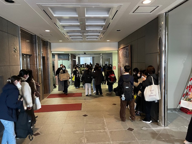 3年生が就職ガイダンスに参加するために並んでいる様子。会場の廊下には多くの学生が集まっている。
