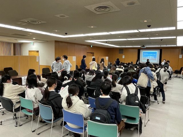 就職ガイダンスに参加する多くの学生たちが集まる会場の様子。