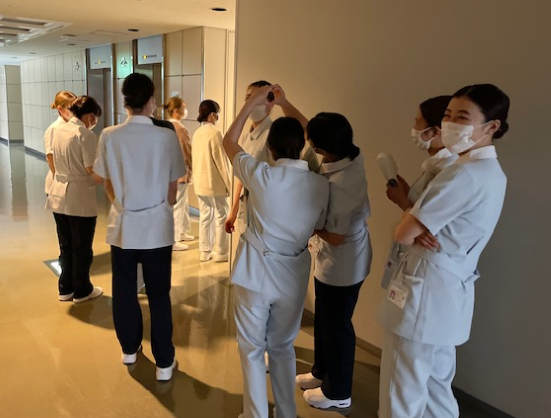 演習前に学生たちがハートを作り、楽しそうに準備をしている様子。