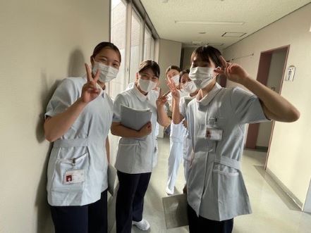 看護学部の2年生学生たちが、真剣な表情でポーズを決めている様子。