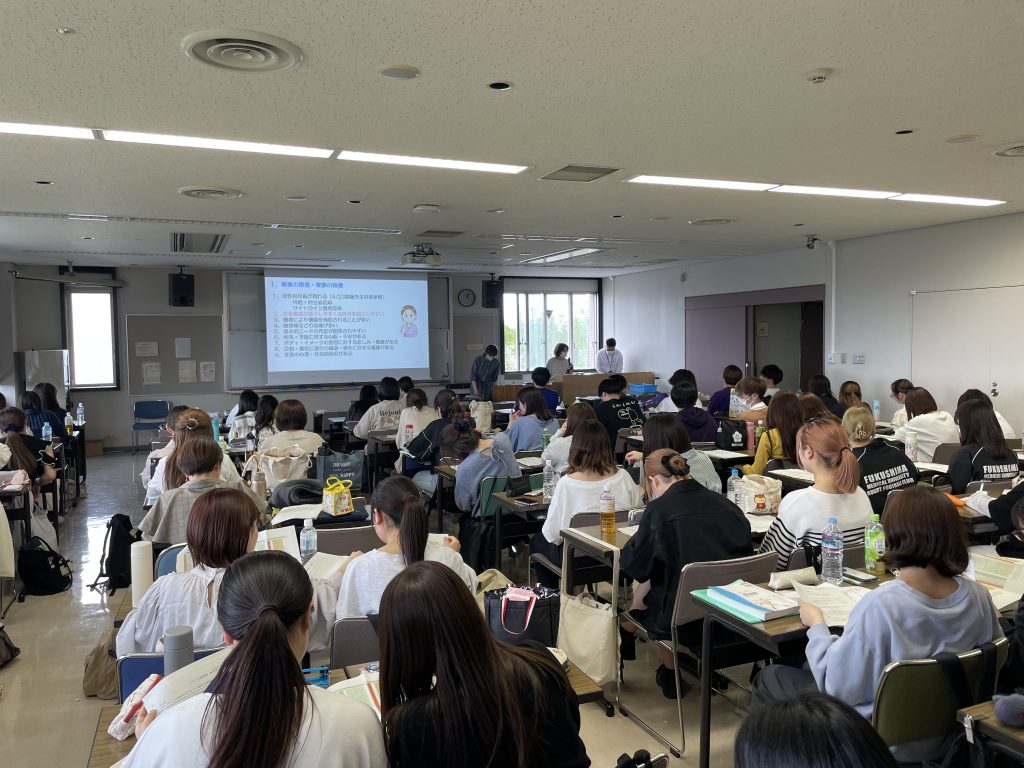 看護学部の講義中の教室風景。学生たちが講義を受けている様子が写っている。