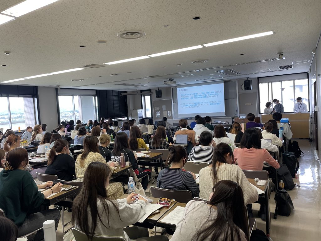 看護学部の講義中の教室風景。多くの学生が机に向かい、講義を受けている様子。