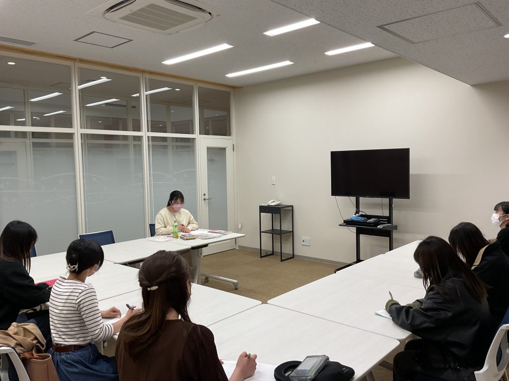 助産師課程進学希望者懇談会で、学生が卒業生から助産師課程の勉強方法や国家試験対策について学んでいる様子。