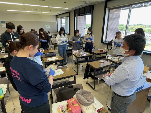 看護学部の学生たちがJ-VACのドレーン管理について演習を行っている様子。