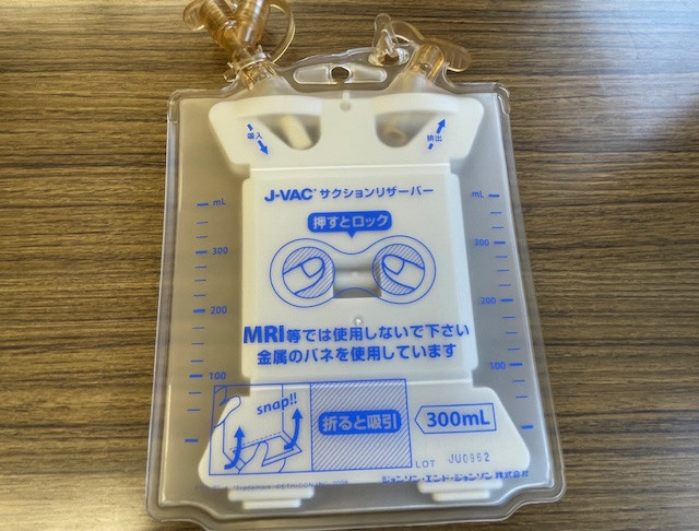 J-VACサクションリザーバーの画像。300mLの容量が表示され、MRI使用禁止の注意書きがある。