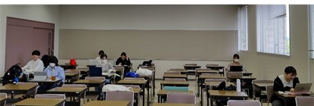 学内で実習中の学生たちが机に向かって学習している様子。