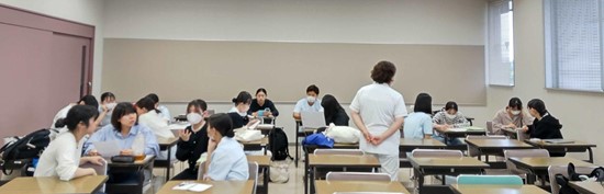 地域包括ケア実習のカンファレンス中、学生たちがグループで意見を共有している様子。