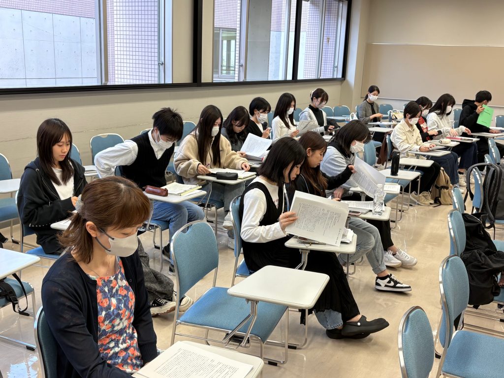 学生たちが真剣に症例発表を聞いている教室の様子。