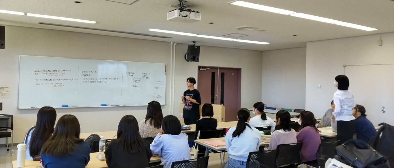 領域別実習の合同カンファレンスで意見交換を行う参加者たち。
