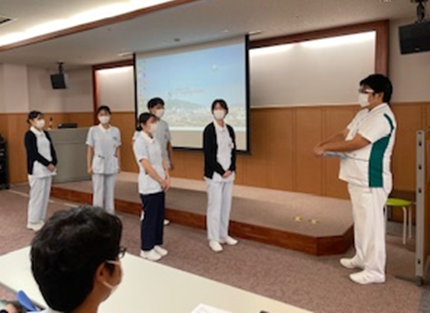 基礎看護学実習の初日、病院内で指導者から案内を受ける学生たちの様子。