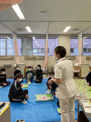 看護技術の演習で、講師が学生に救命救急処置について指導している様子。