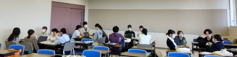 地域包括ケアについてグループディスカッションを行う学生たちの様子。