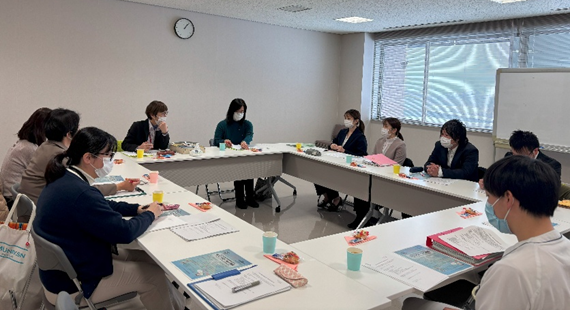 2024年度臨地実習教育会議の分科会で、参加者が円卓を囲んで議論している様子。