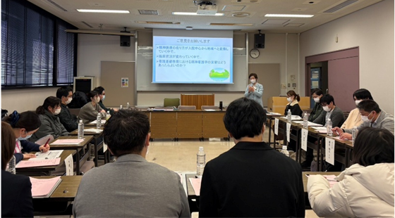 2024年度臨地実習教育会議の分科会で、精神看護学実習についての発表を行う様子。参加者が真剣に聴講している。