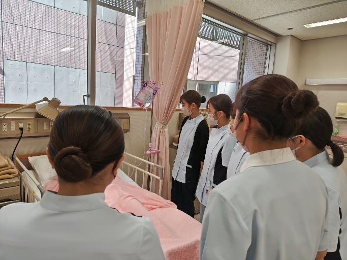 看護技術の演習で、学生たちが経管栄養の手技を学ぶ様子。
