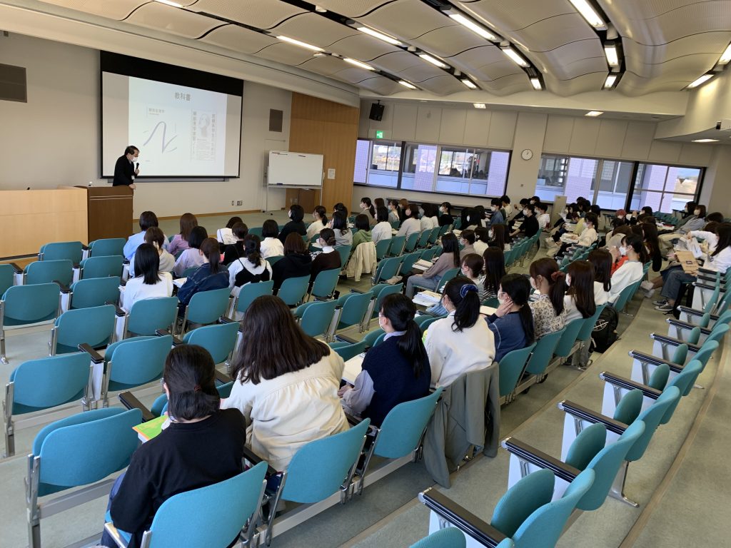 新入生の人体解剖生理学の講義が行われている教室の様子。教授が講義を進める中、学生たちが熱心に聴講している。