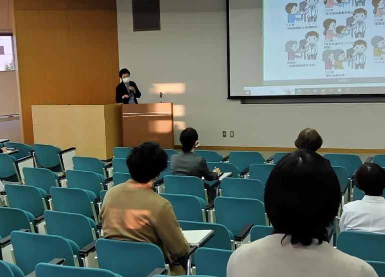 令和４年度第２回「MY プレミアムを語る会」で講演を行う後藤あや教授と参加者の様子。