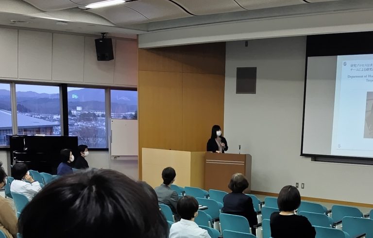 令和４年度第２回「MY プレミアムを語る会」で講演する山口咲奈枝准教授と聴衆の様子。