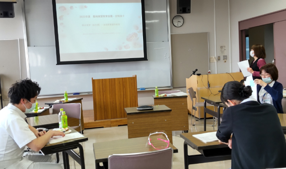 2022年度「臨地実習教育会議」の様子。参加者が資料を持ち、講演を聴いている教室の風景。