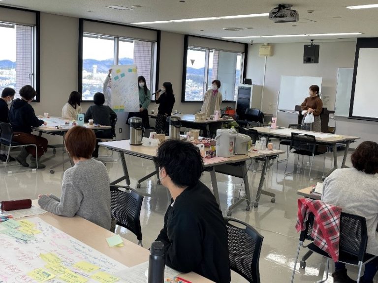 令和4年度第2回ワールドカフェの様子。参加者が意見を交換し、ホワイトボードに向かって話し合っています。