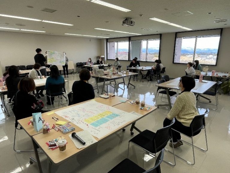 令和４年度第２回ワールドカフェの様子。参加者がテーブルを囲み、意見交換を行っている。