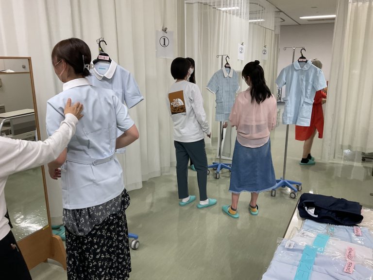 ユニフォーム試着会で、参加者が異なるユニフォームを試着している様子。