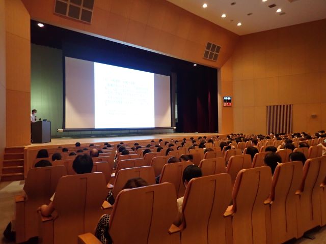 令和5年看護学部オープンキャンパスの講堂で、参加者が講演を聴いている様子。