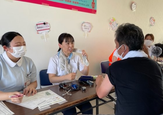住民を対象とした健康相談の様子。医療スタッフが笑顔で相談に応じている。