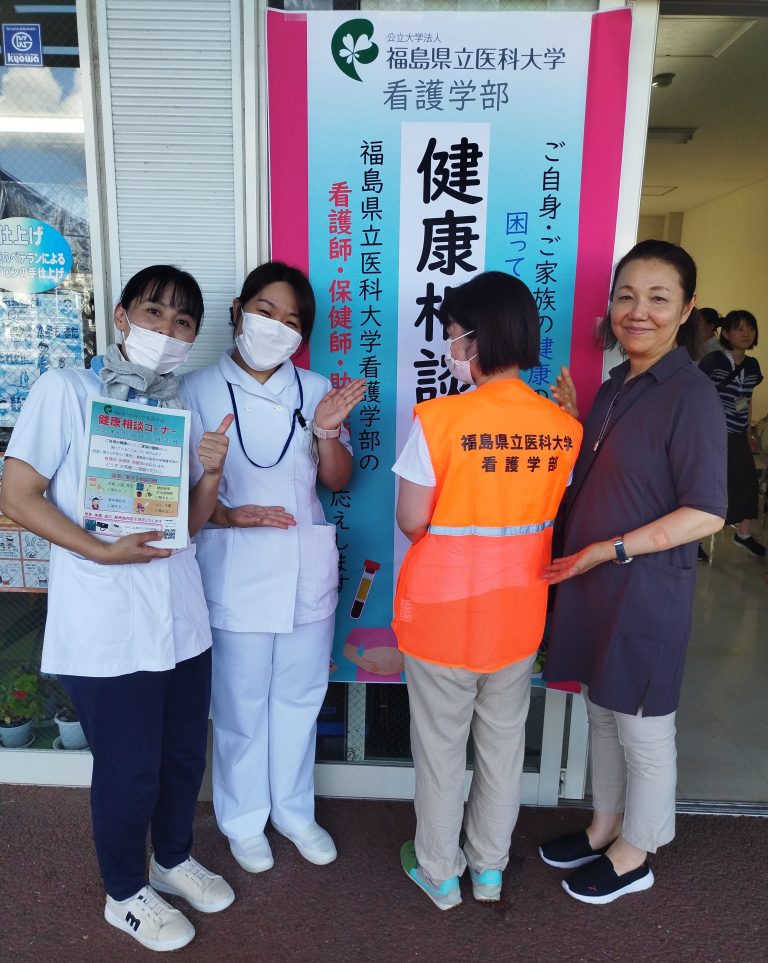 健康相談コーナーで笑顔の看護師と参加者が交流している様子。