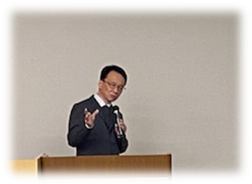 学術委員会主催の「Myプレミアムを語る会」で講演する男性。