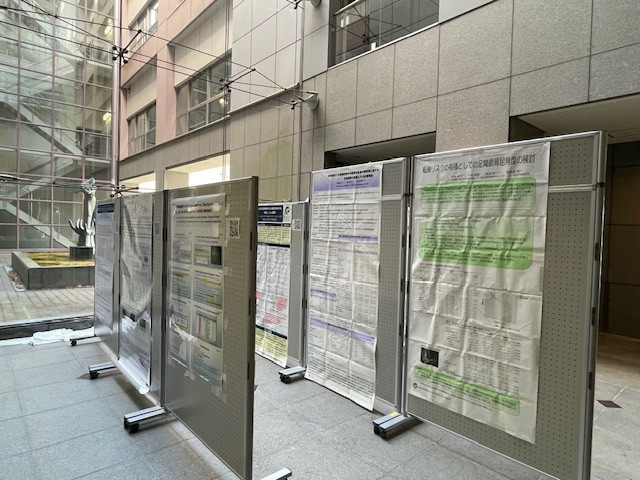 看護学部の研究成果発表会のポスターが並ぶ屋外の展示スペース。