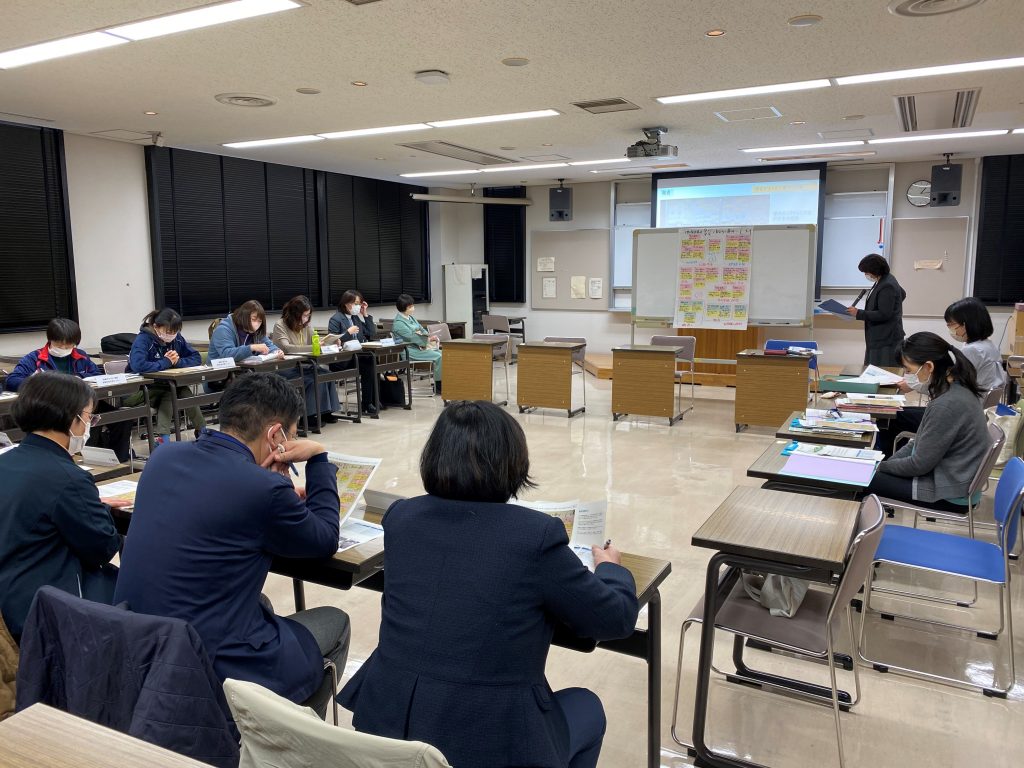 2023年度臨地実習教育会議の様子。参加者がテーブルに座り、講師がプレゼンテーションを行っている。