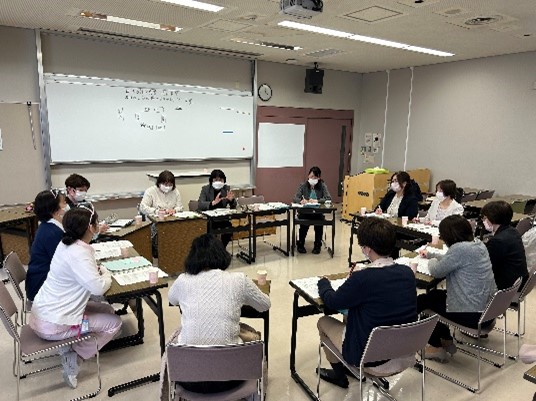 2023年度臨地実習教育会議の様子。参加者がテーブルを囲み、議論を交わしている。