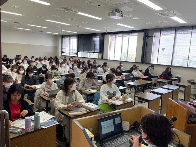 学部講義で血液疾患患者の看護について学ぶ学生たちの様子。