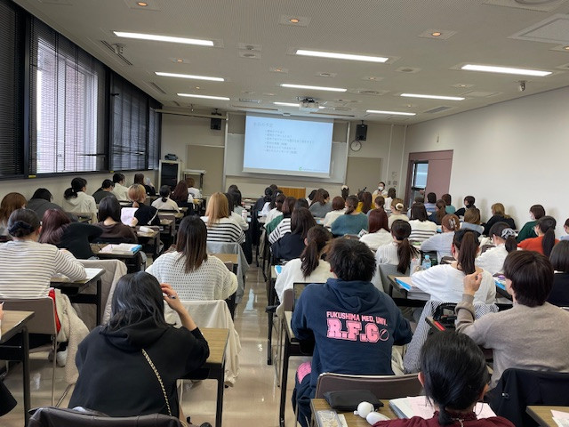 学部講義が行われている教室の様子。学生たちが緩和ケアについての講義を受けている。