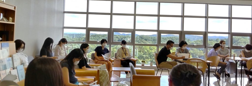 第1回「My Premiumを語る会」で参加者が教員ラウンジでリラックスしながら研修に参加している様子。