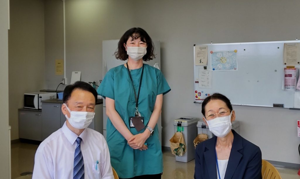 第1回「My Premiumを語る会」の司会者と学術委員会委員長がマスクを着用し、和やかな雰囲気で座っている様子。