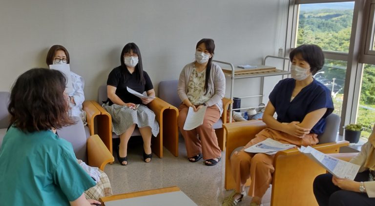 医療に関する会議で意見を交わす参加者たちが集まっている様子。