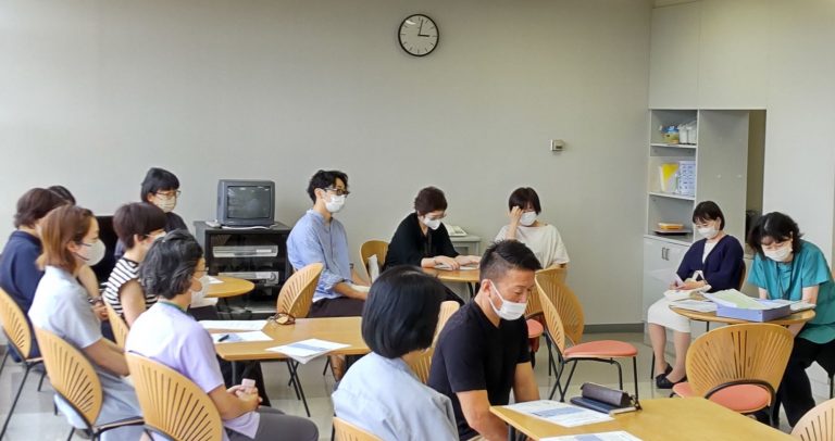 第1回「My Premiumを語る会」の参加者が集まり、意見交換を行っている様子。