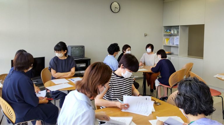 第1回「My Premiumを語る会」の参加者がテーブルを囲んで話し合いをしている様子。