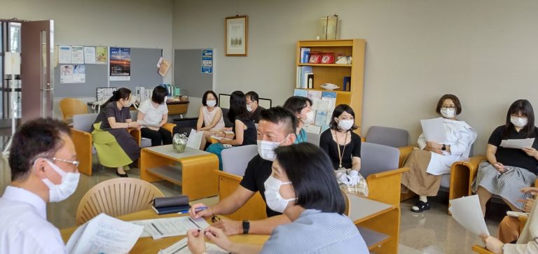 第1回「My Premiumを語る会」の参加者が集まり、意見交換を行っている様子。