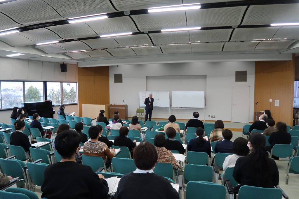 2024年度看護学部FD委員会主催の研修会で講演を行う講師と参加者の様子。