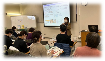 福島県立医科大学での迫田先生の講義風景、受講生が熱心に聴講している様子。