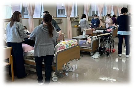 医療演習中の福島県立医科大学の教室で、学生たちが患者ケアを実践している様子。