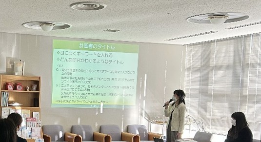 母性看護学・助産学部門の石井佳世子先生がプレゼンテーションを行っている様子。背景には研究計画書の内容が表示されている。