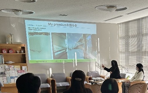 成人・老年看護学部門の齋藤史子先生がプレゼンテーションを行っている様子。背景にはスライドが映し出されている。