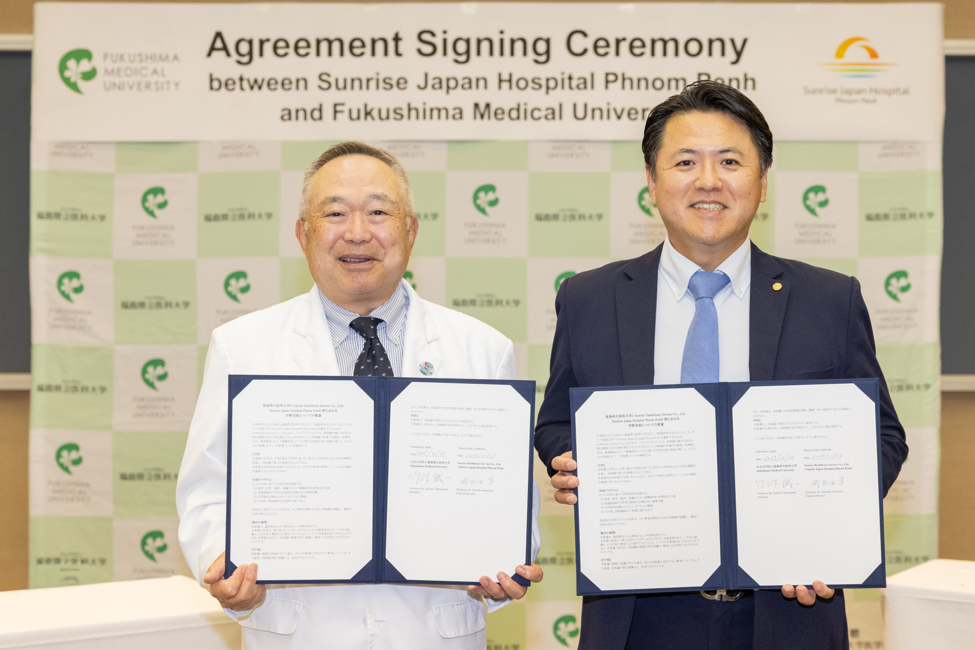 Commemorative photo after the signing ceremony