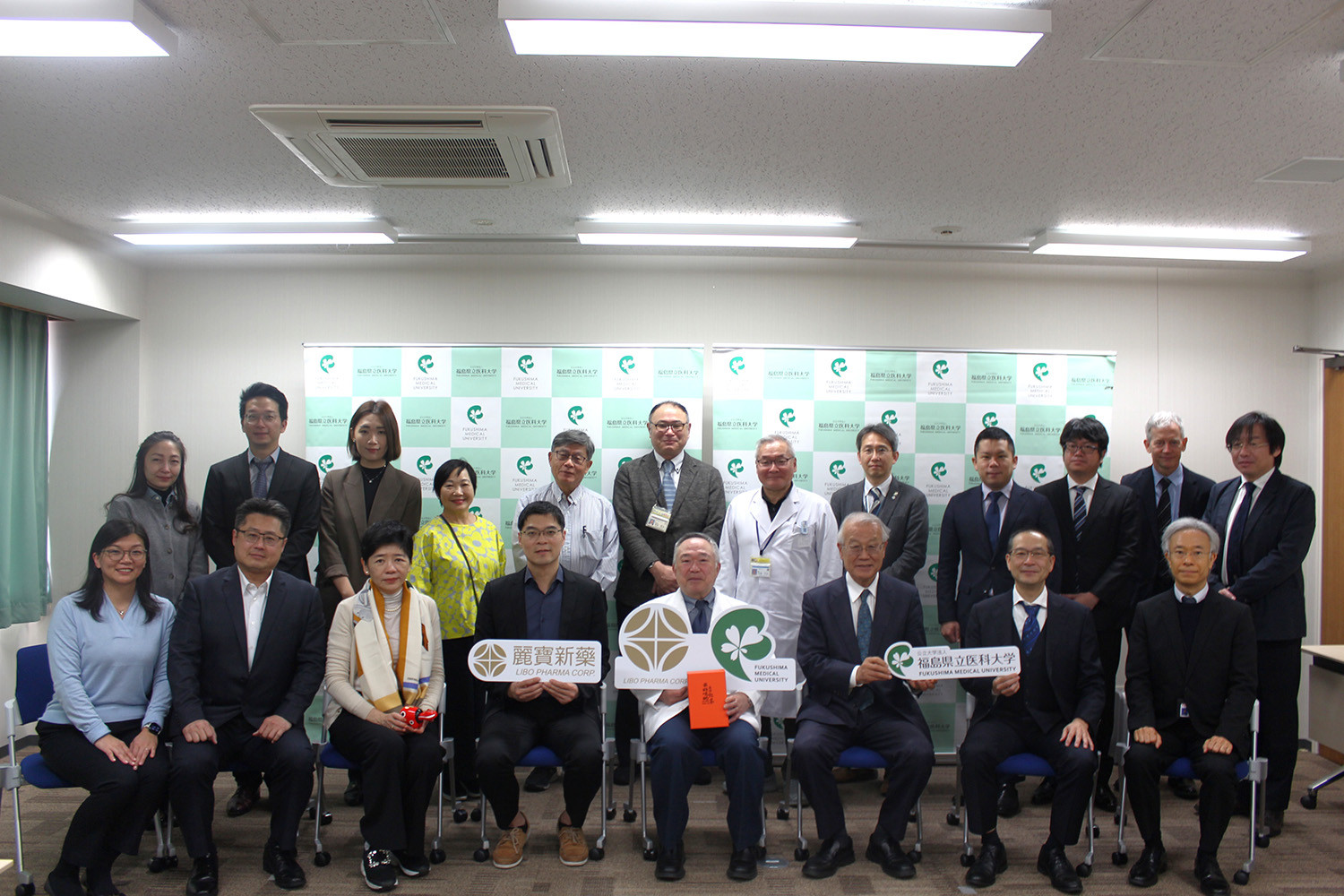 Front row, second from right: President Seiichi Takenoshita; Front row, second from left: CEO Henry Liu