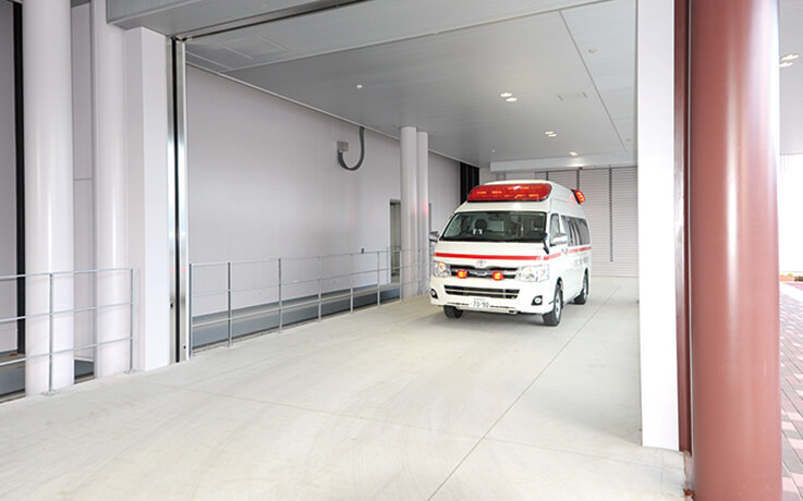 救急車が停車している福島県立医科大学の救急車入口の内部の様子。