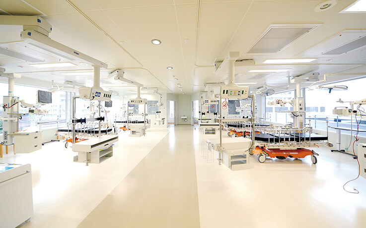 PICU(小児特定集中治療室)の内部、医療機器が整備された清潔な空間。